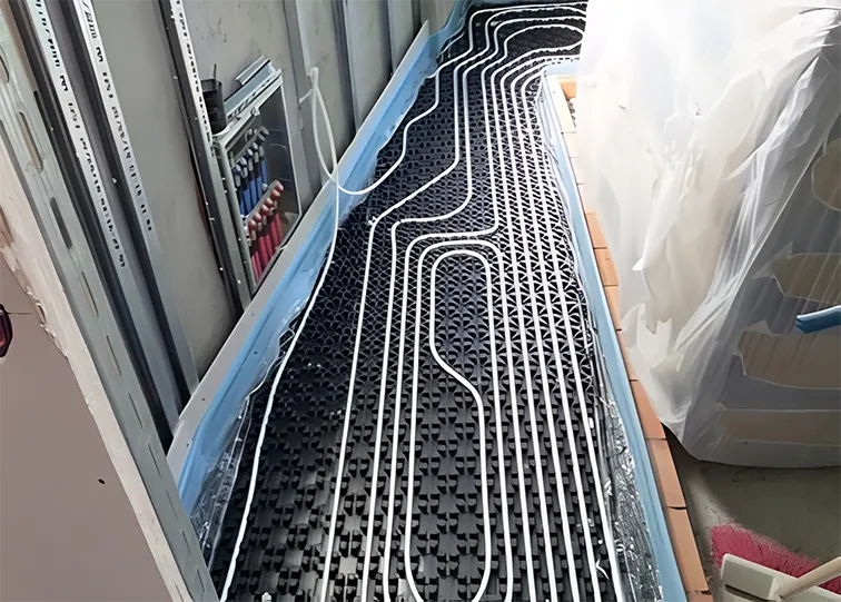 Σωληνώσεις ενδοδαπέδιας θέρμανσης σε δωμάτιο κατοικίας από την Κουρτέσης Water Spa Center