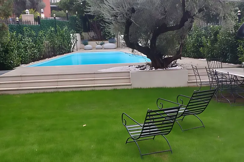Κατασκευή πισίνας με πάνελ σε κήπο με πράσινο από την Κουρτέσης Water Spa Center