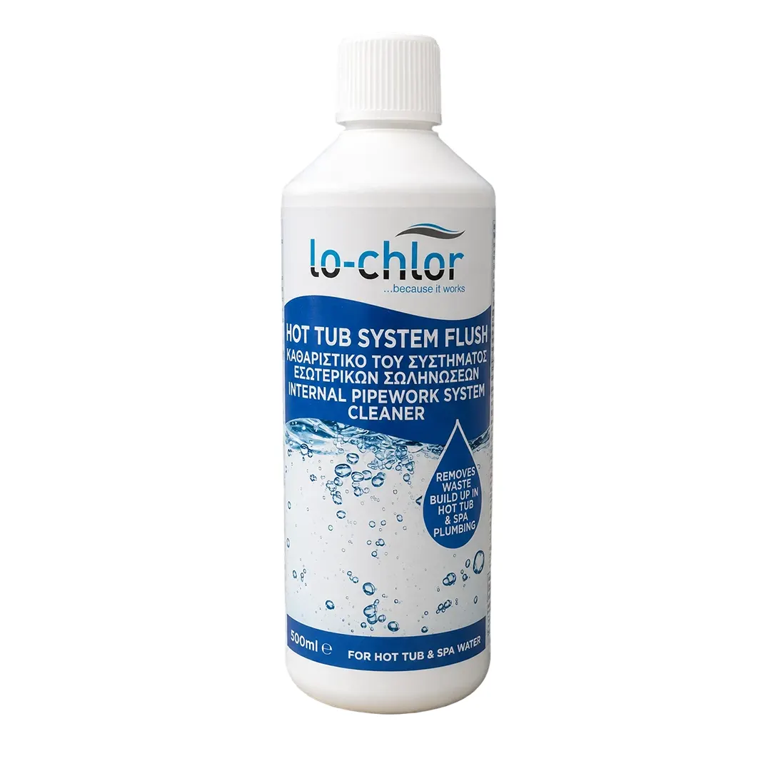 Lo-Chlor Hot Tub System Flush καθαριστικό σωληνώσεων spa και jacuzzi 500ml σε επιφάνεια δίπλα σε πισίνα υψηλής ανάλυσης