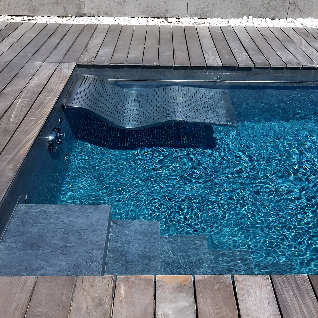 Μεμβράνη liner πισίνας Touch Elegance σε μοντέρνα πισίνα με σκαλοπάτια και καθιστικό