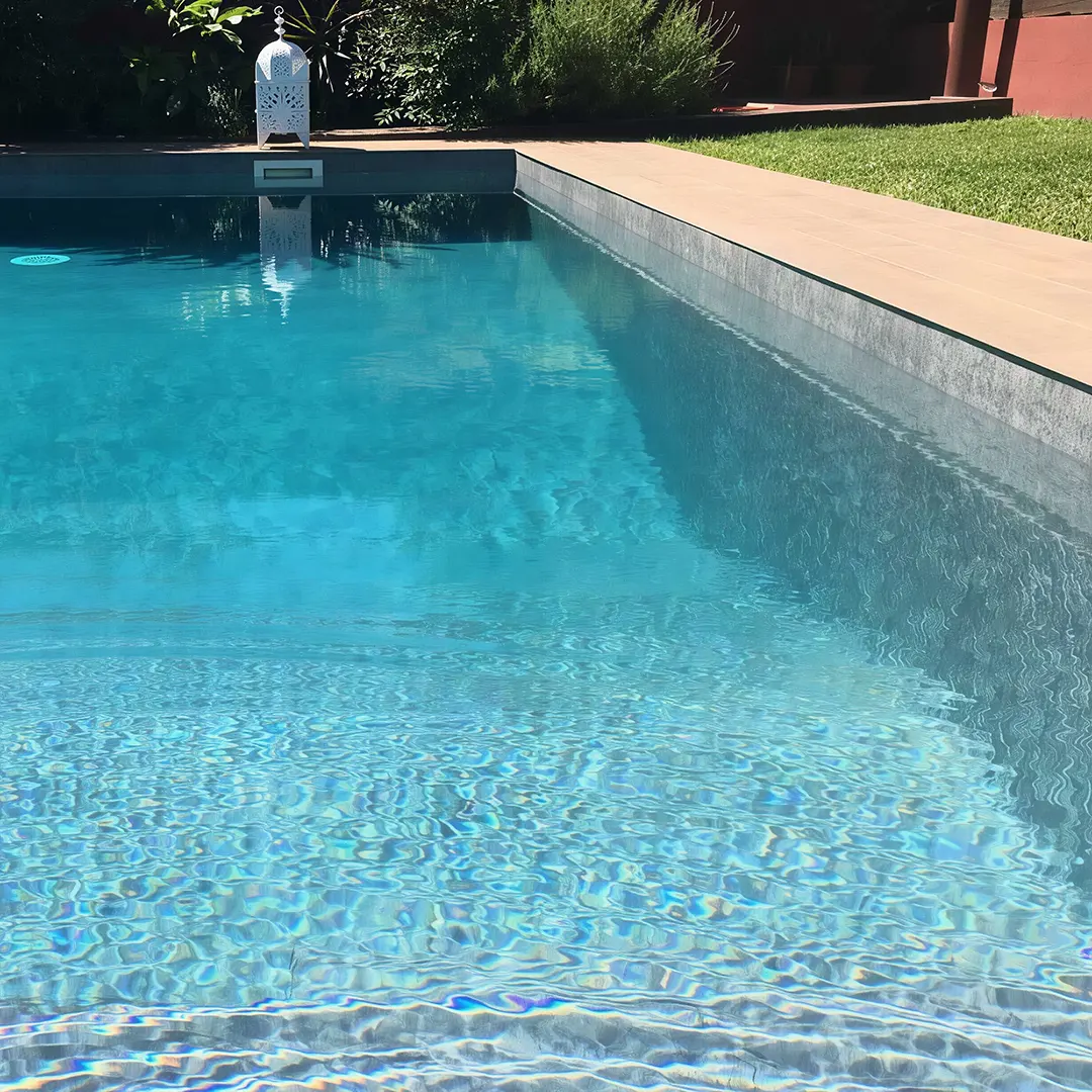 Μεμβράνη liner πισίνας Touch Prestige σε σύγχρονη εξωτερική πισίνα