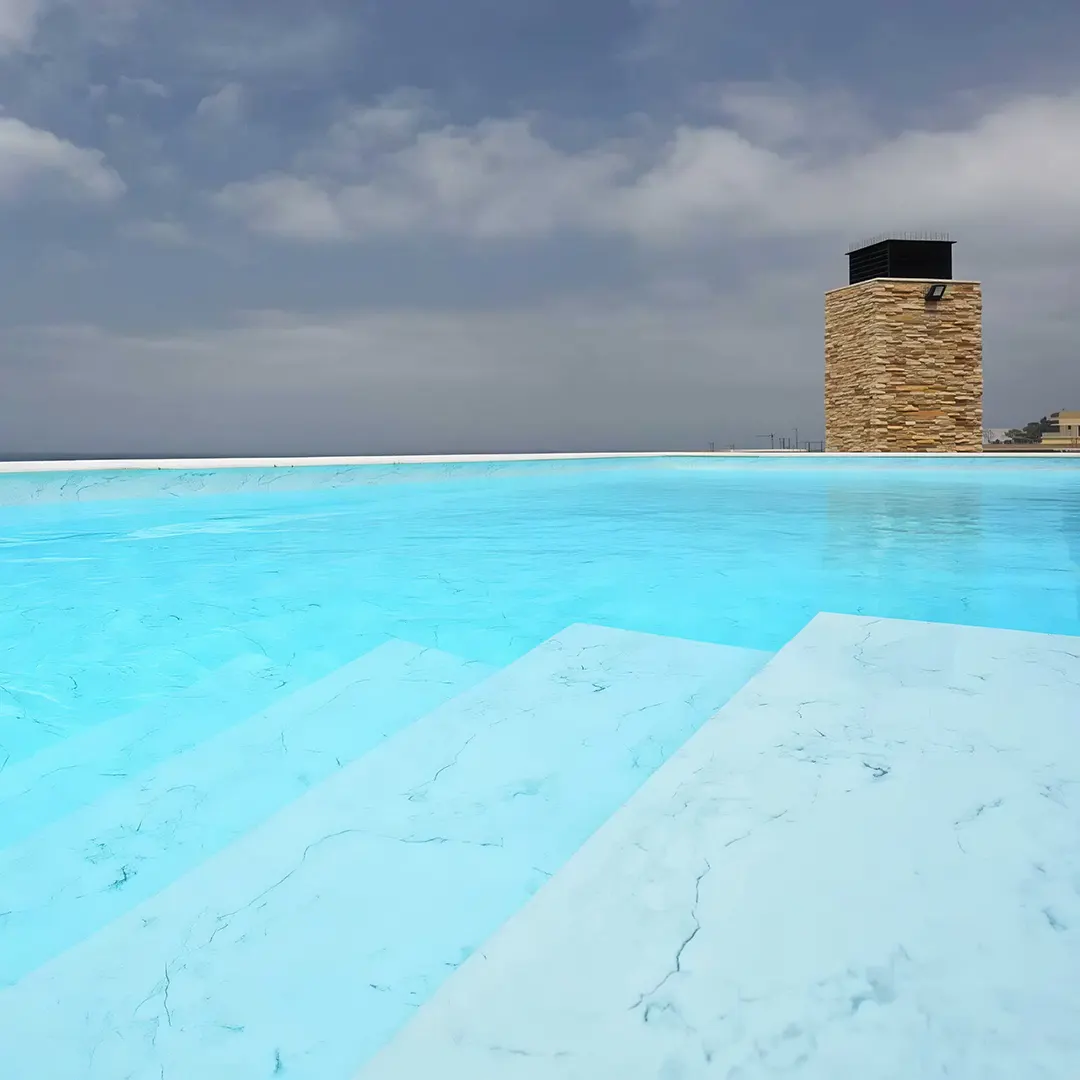 Μεμβράνη liner πισίνας Touch Vanity σε σύγχρονη πισίνα με σκαλοπάτια