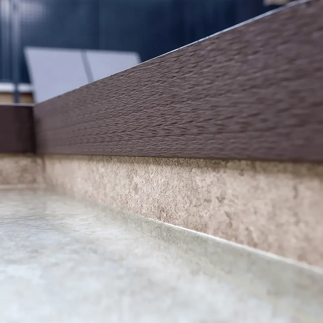 Λεπτομέρεια εφαρμογής μεμβράνης πισίνας Touch Sublime στο τοίχωμα