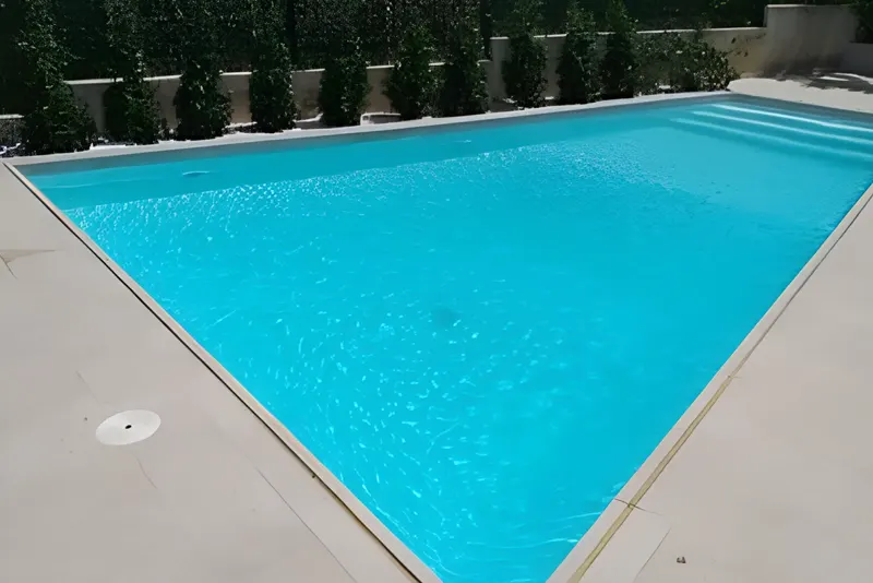 Πισίνα με πάνελ τριγωνικού σχήματος κατασκευασμένη από την Κουρτέσης Water Spa Center
