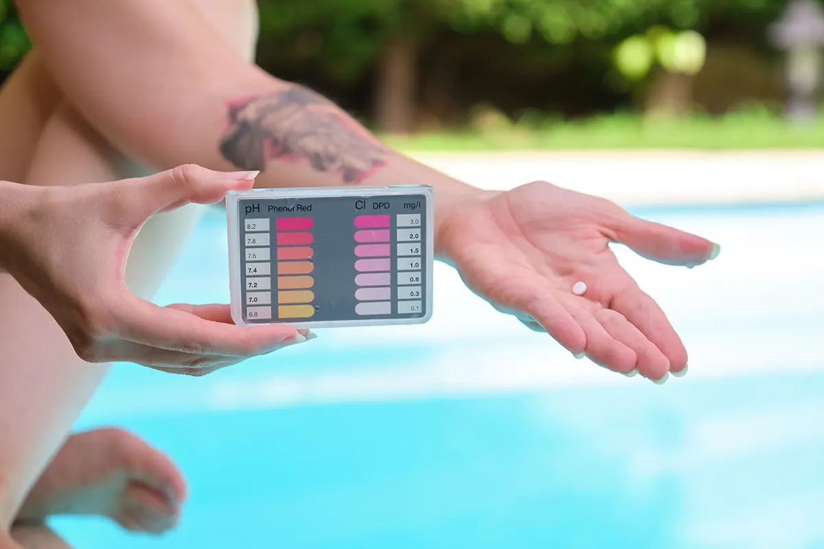 Έλεγχος pH και χλωρίου με κιτ μέτρησης για σωστή συντήρηση πισίνας.