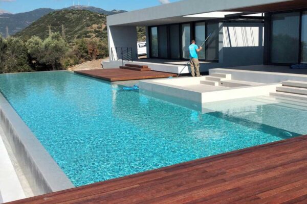 Κατασκευή Πισίνας Μπετού με Μονόπλευρη Υπερχείλιση και Ξεχωριστό Τζακούζι