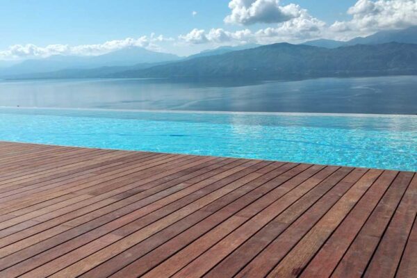 Κατασκευή Πισίνας Μπετού με Μονόπλευρη Υπερχείλιση και Ξεχωριστό Τζακούζι