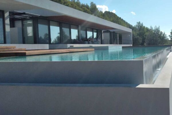 Κατασκευή Πισίνας Μπετού με Μονόπλευρη Υπερχείλιση και Ξεχωριστό Τζακούζι