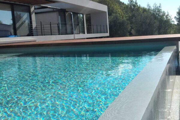 Κατασκευή Πισίνας Μπετού με Μονόπλευρη Υπερχείλιση και Ξεχωριστό Τζακούζι